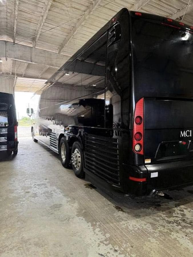2015 Mci J4500 Coach - Image 2