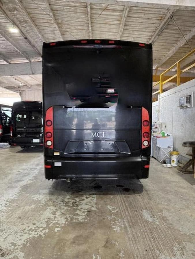 2015 Mci J4500 Coach - Image 3