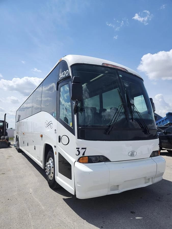 2006 Mci J4500 Coach - Image 1