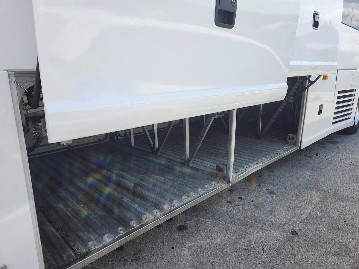 2006 Mci J4500 Coach - Image 13