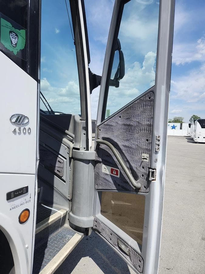 2006 Mci J4500 Coach - Image 4
