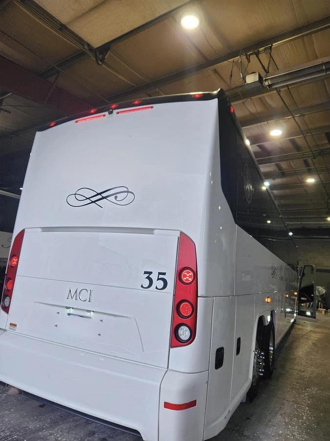2024 Mci J4500 Coach - Image 4
