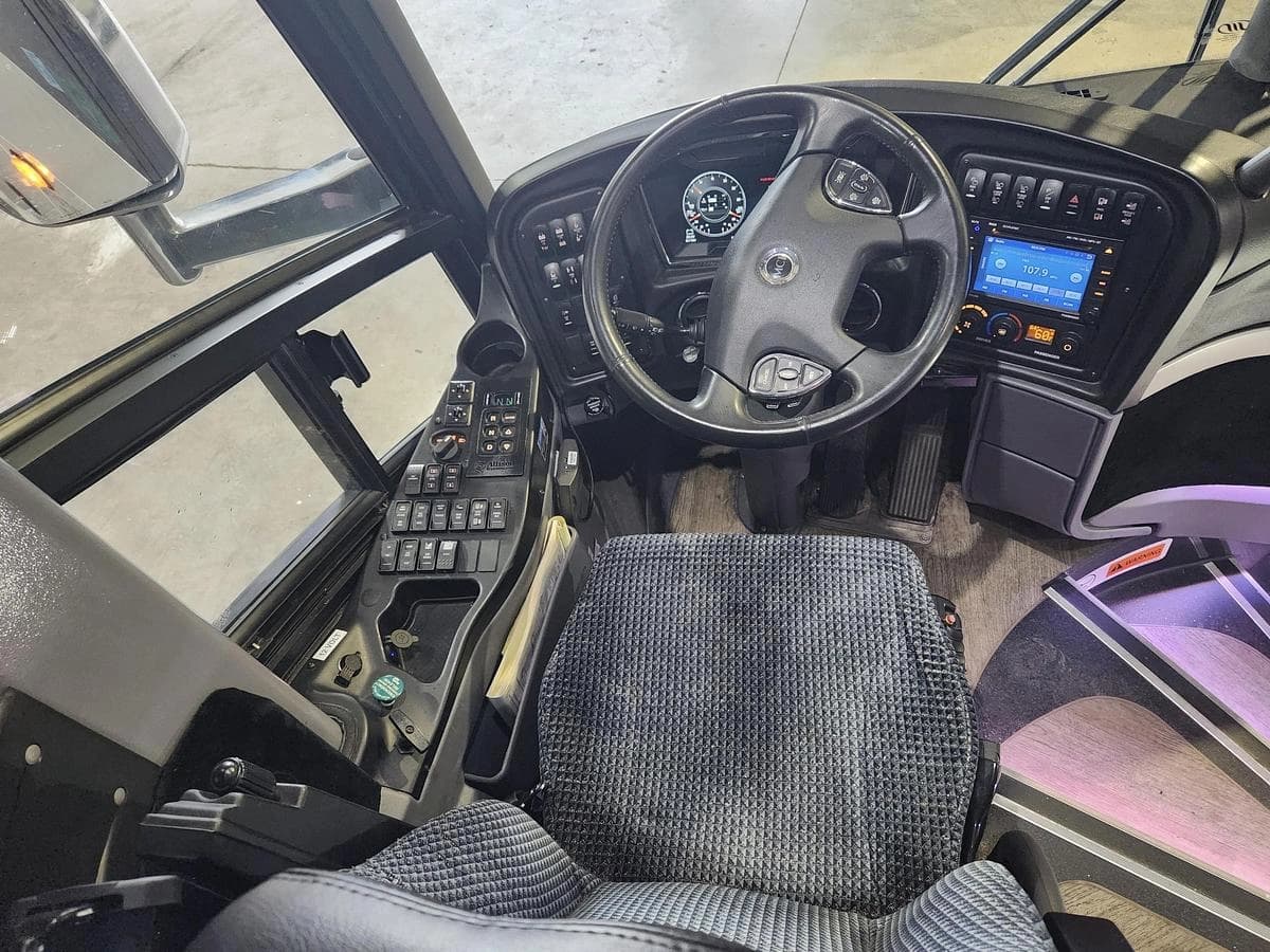2024 Mci J4500 Coach - Image 9