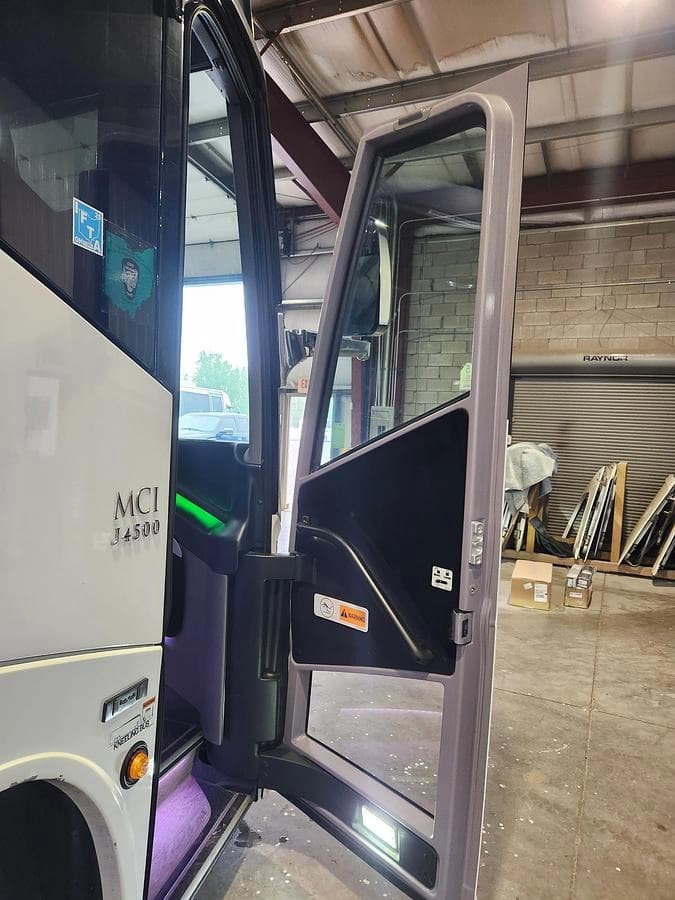 2024 Mci J4500 Coach - Image 6