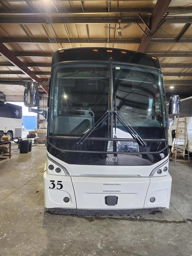 2024 Mci J4500 Coach - Image 3