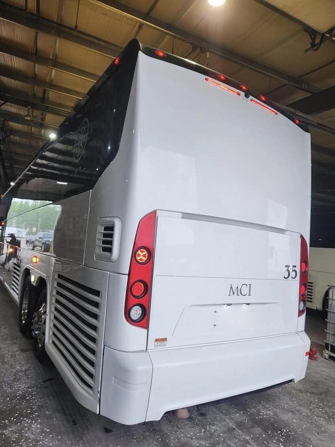 2024 Mci J4500 Coach - Image 2