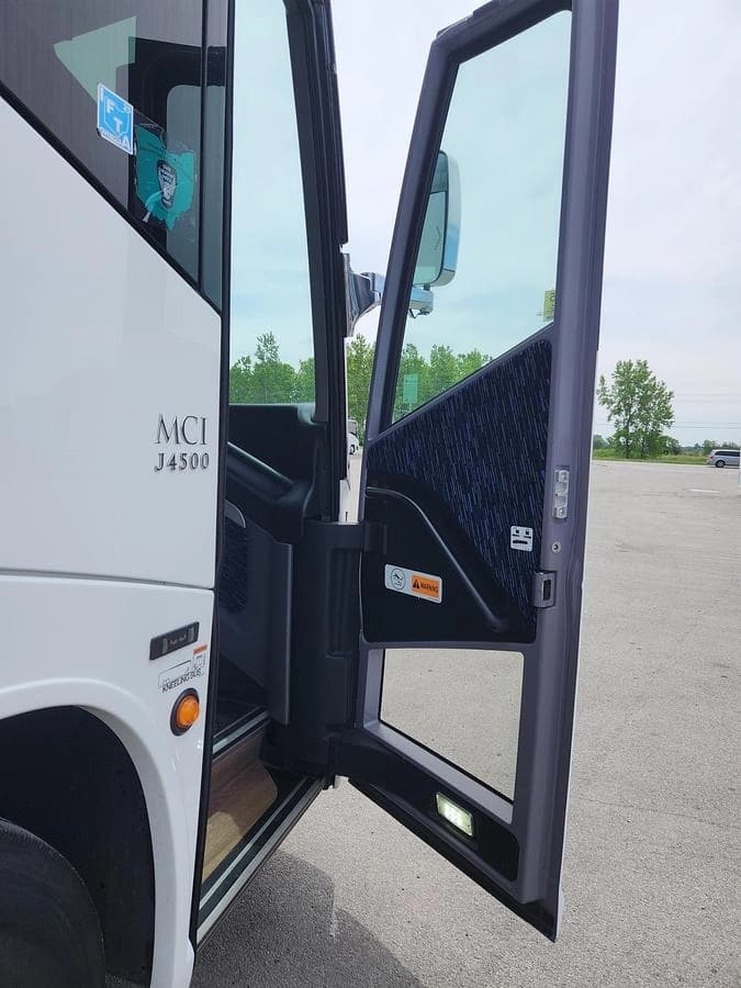 2024 Mci J4500 Coach - Image 9