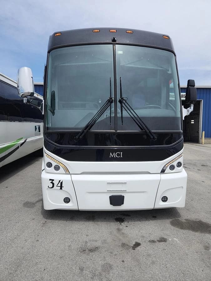 2024 Mci J4500 Coach - Image 2
