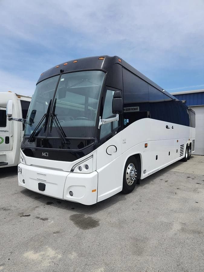 2024 Mci J4500 Coach - Image 1