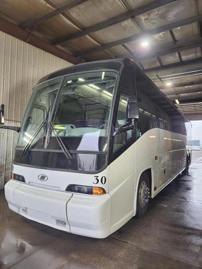 2007 Mci E4500 Coach - Image 1