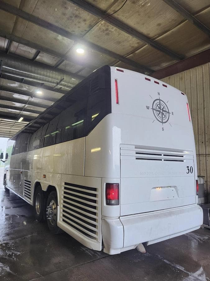 2007 Mci E4500 Coach - Image 2