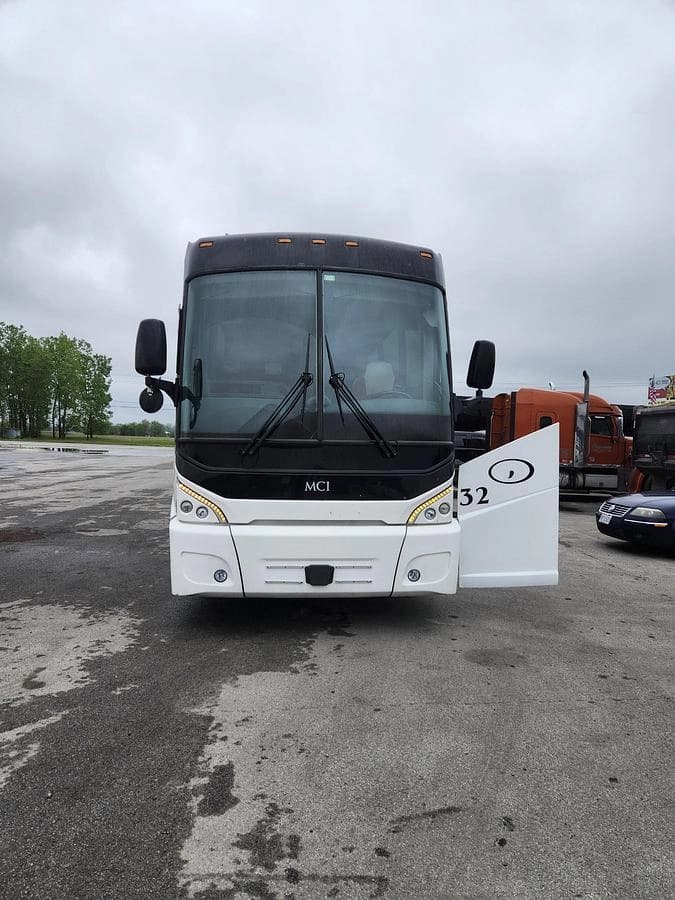 2019 Mci J4500 ADA Coach - Image 3