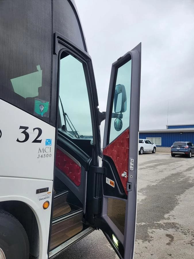 2019 Mci J4500 ADA Coach - Image 4