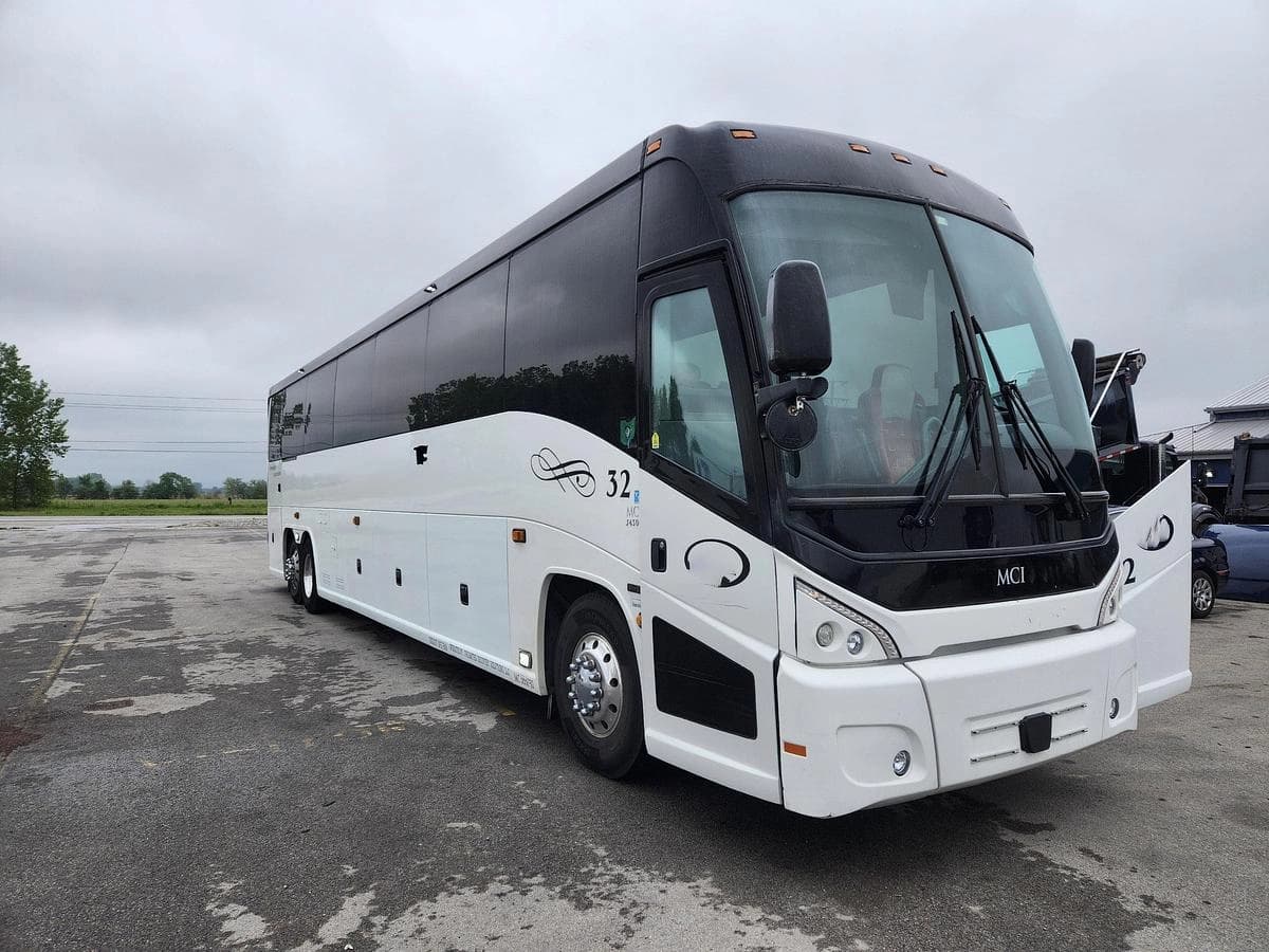 2019 Mci J4500 ADA Coach - Image 2