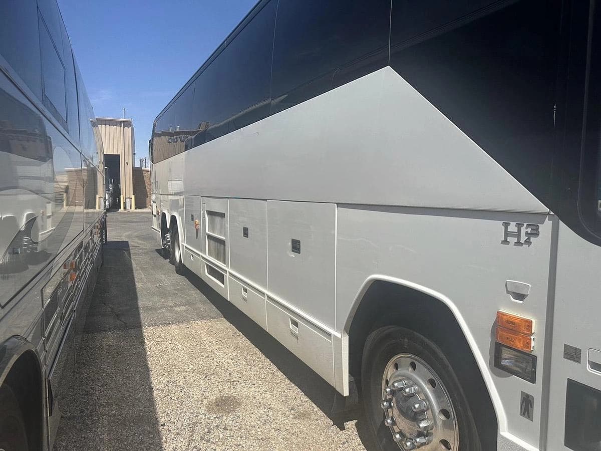 2010 Prevost H3-41 Coach - Image 3