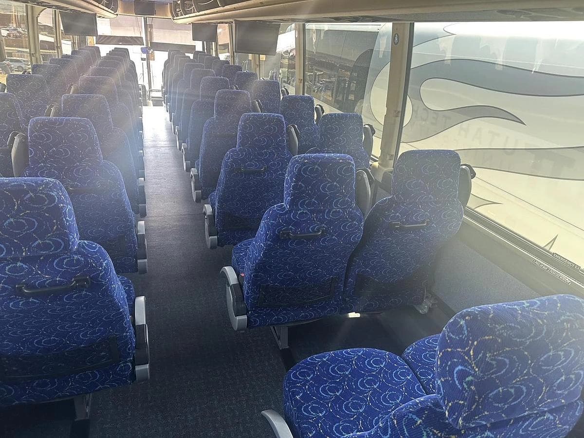 2010 Prevost H3-41 Coach - Image 5