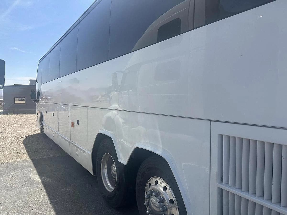 2010 Prevost H3-41 Coach - Image 2