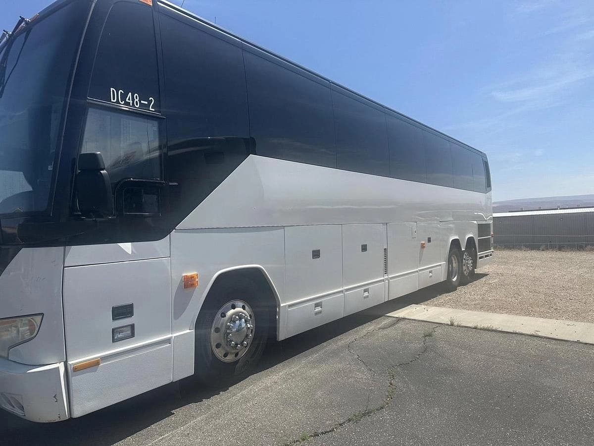 2010 Prevost H3-41 Coach - Image 1