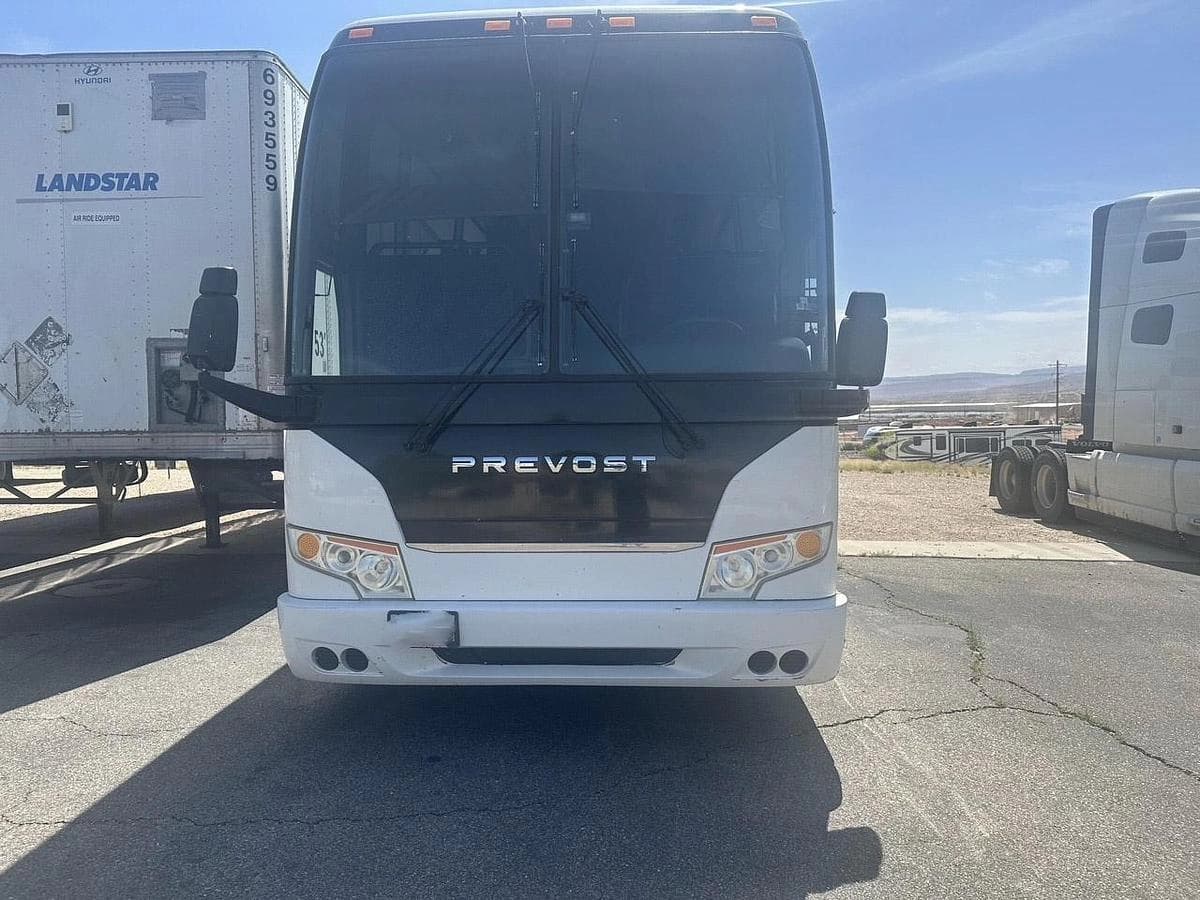 2010 Prevost H3-41 Coach - Image 2