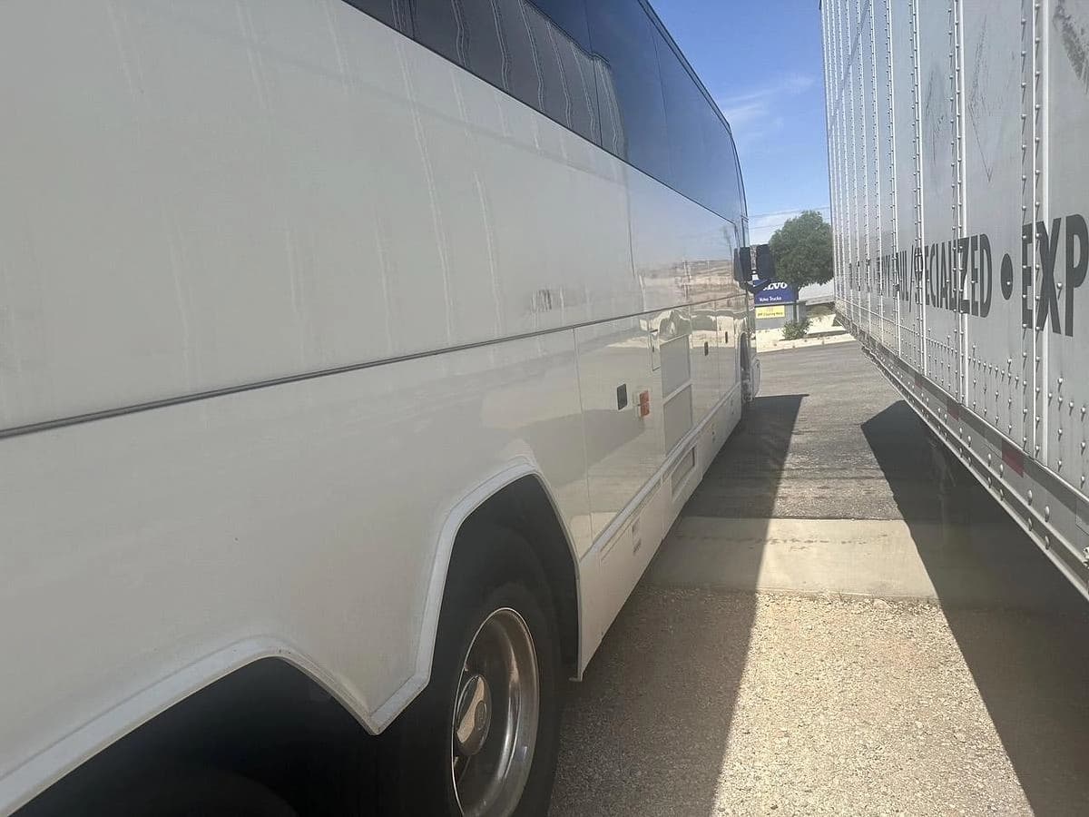 2010 Prevost H3-41 Coach - Image 3
