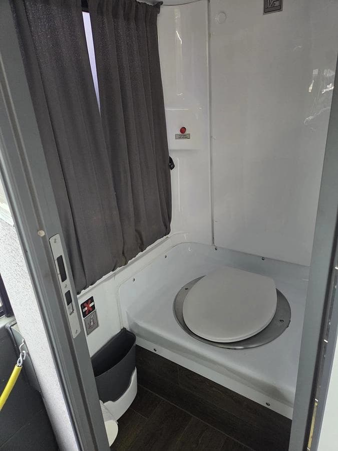 2019 Van hool CX45 Coach - Image 9