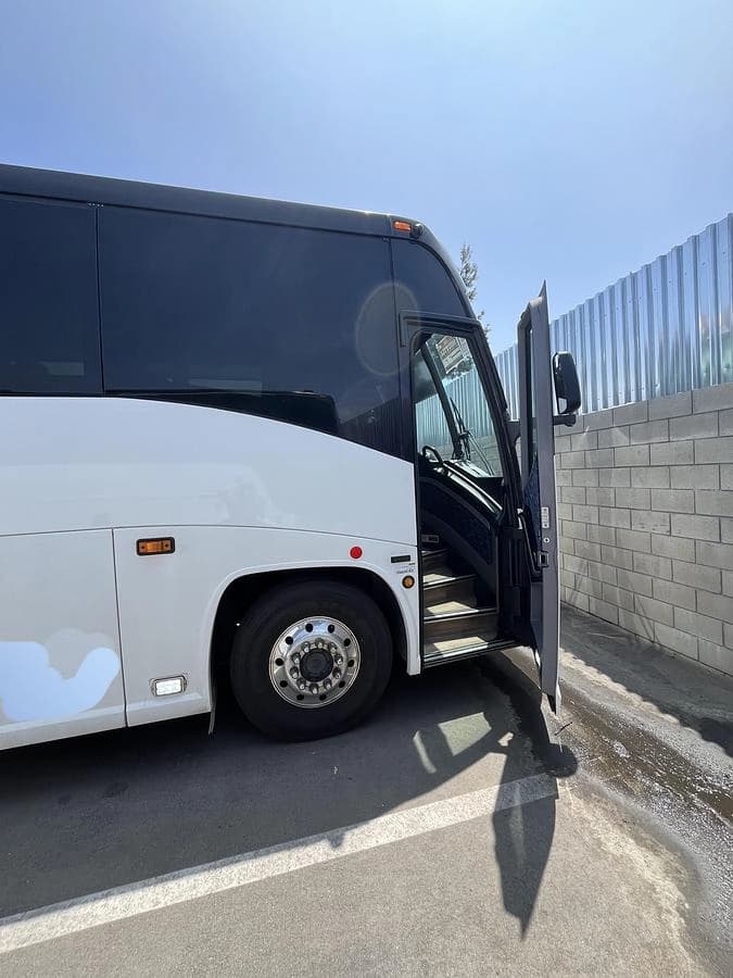 2019 MCI J4500 ADA Coach - Image 3