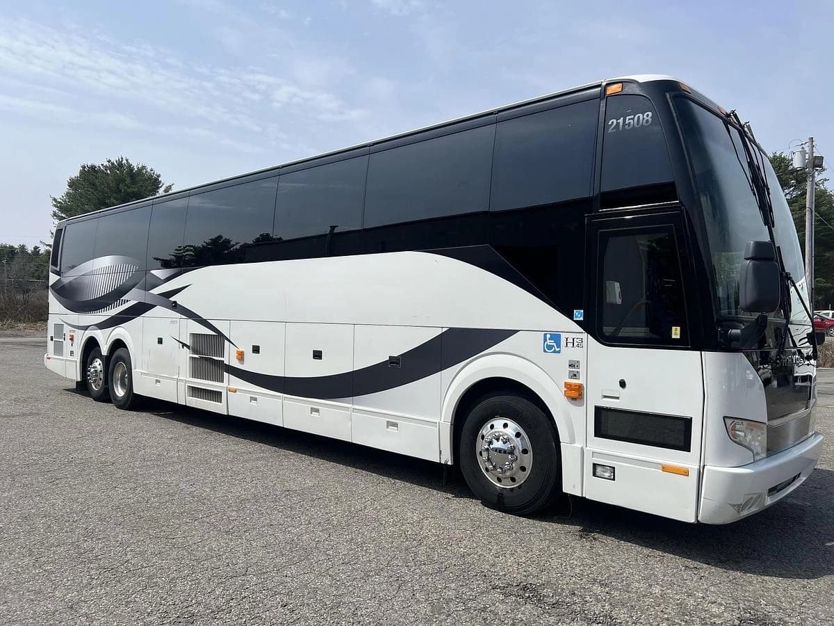 2015 Prevost H3-45 ADA Coach - Image 2