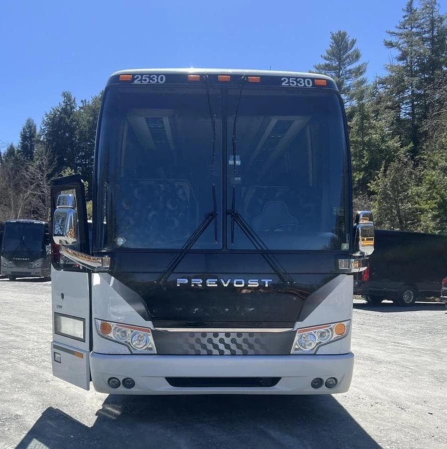 2015 Prevost H3-45 Coach - Image 2
