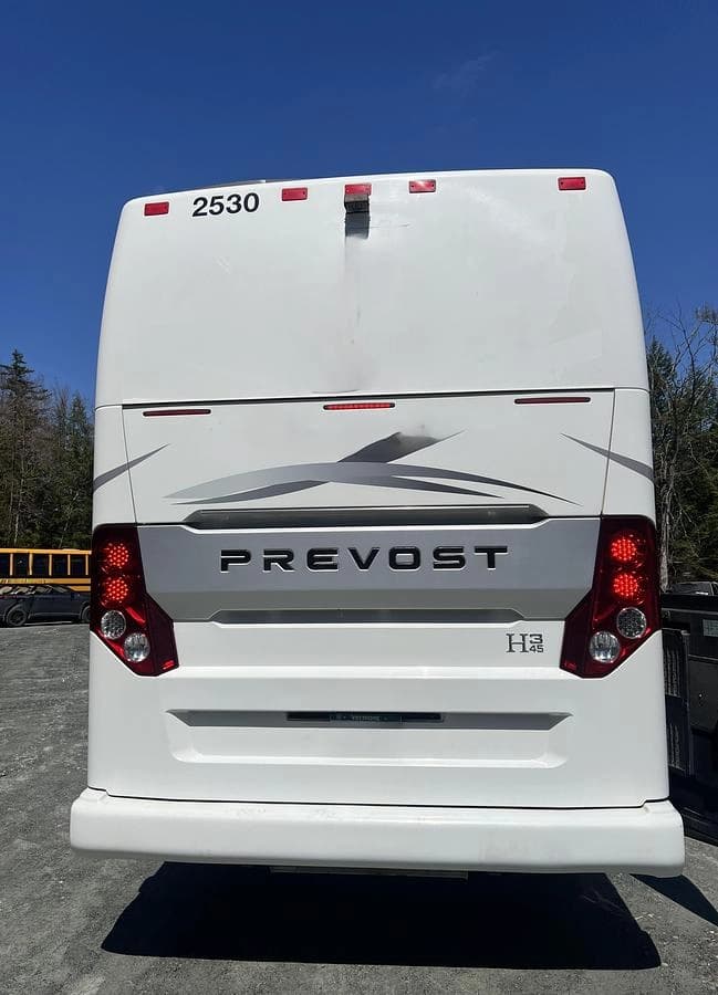 2015 Prevost H3-45 Coach - Image 3