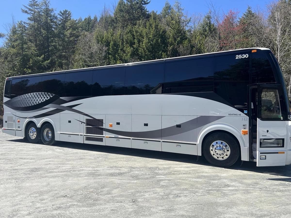 2015 Prevost H3-45 Coach - Image 4