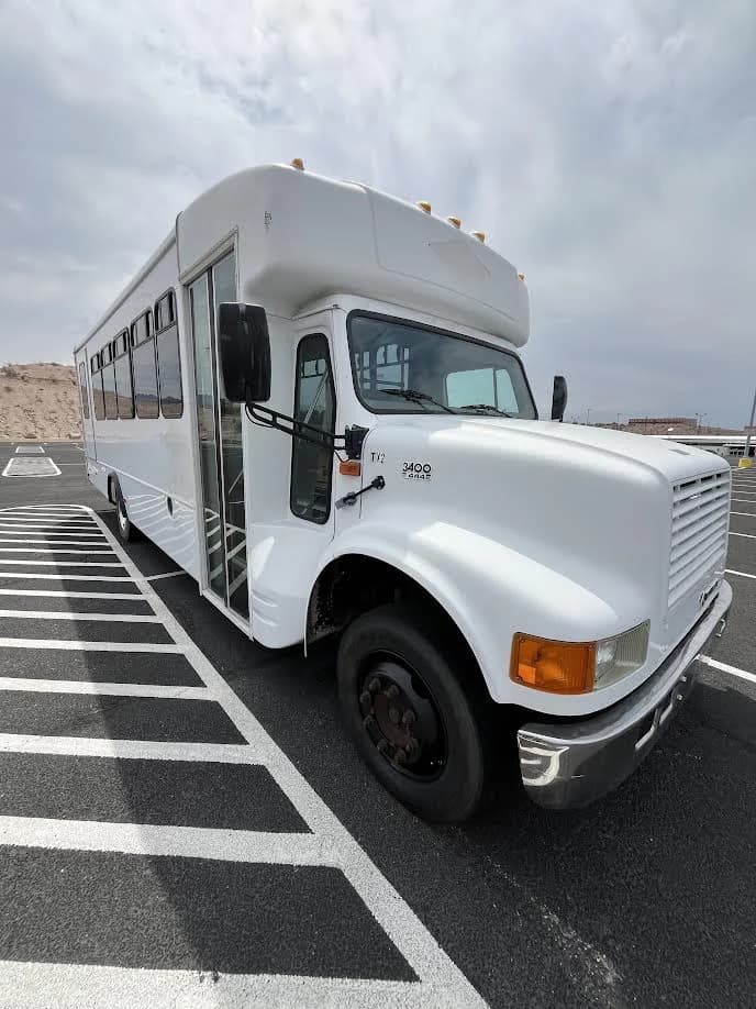 2001 international B3400 - Image 1