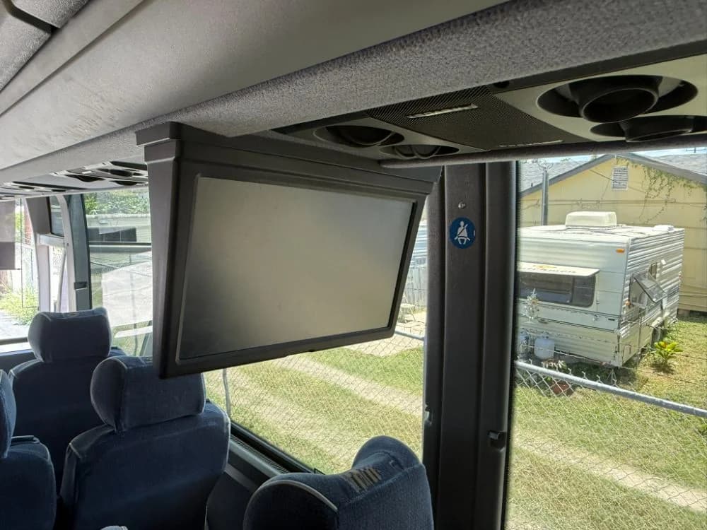 2017 Prevost X3-45 - Image 12