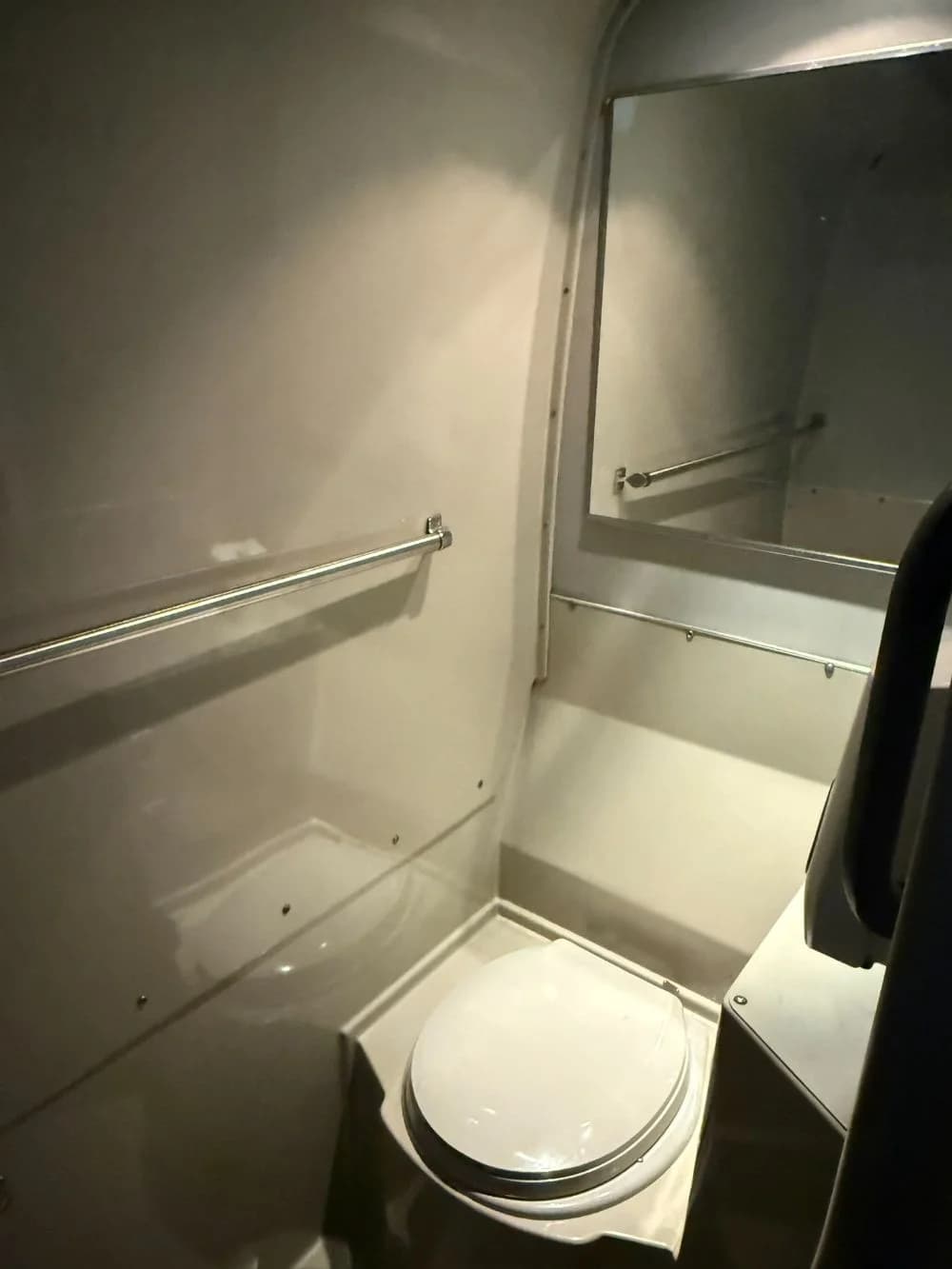 2017 Prevost X3-45 - Image 14