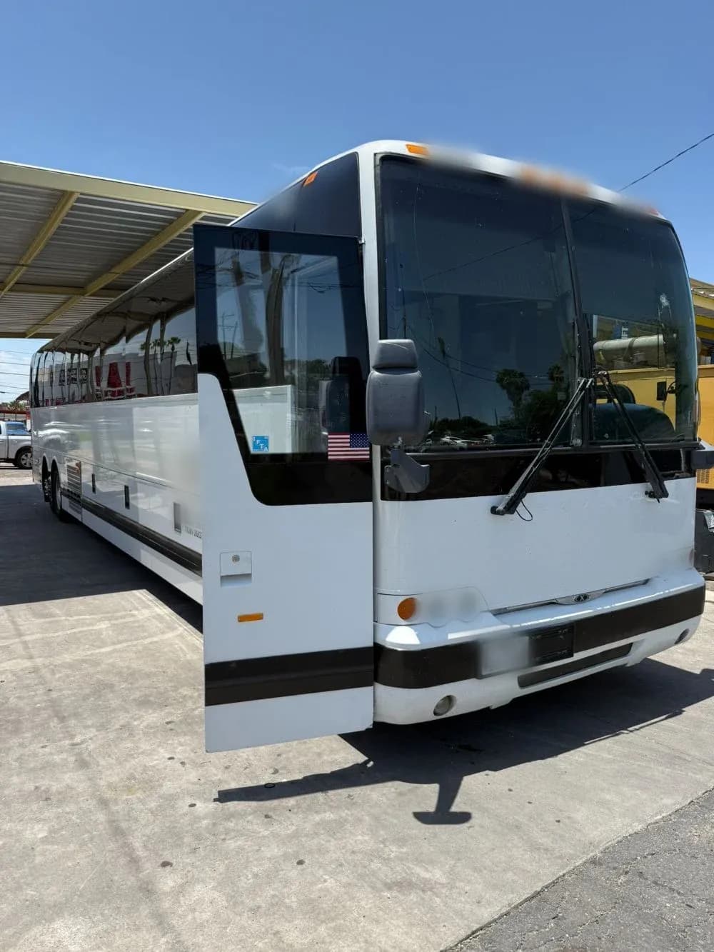 2017 Prevost X3-45 - Image 2