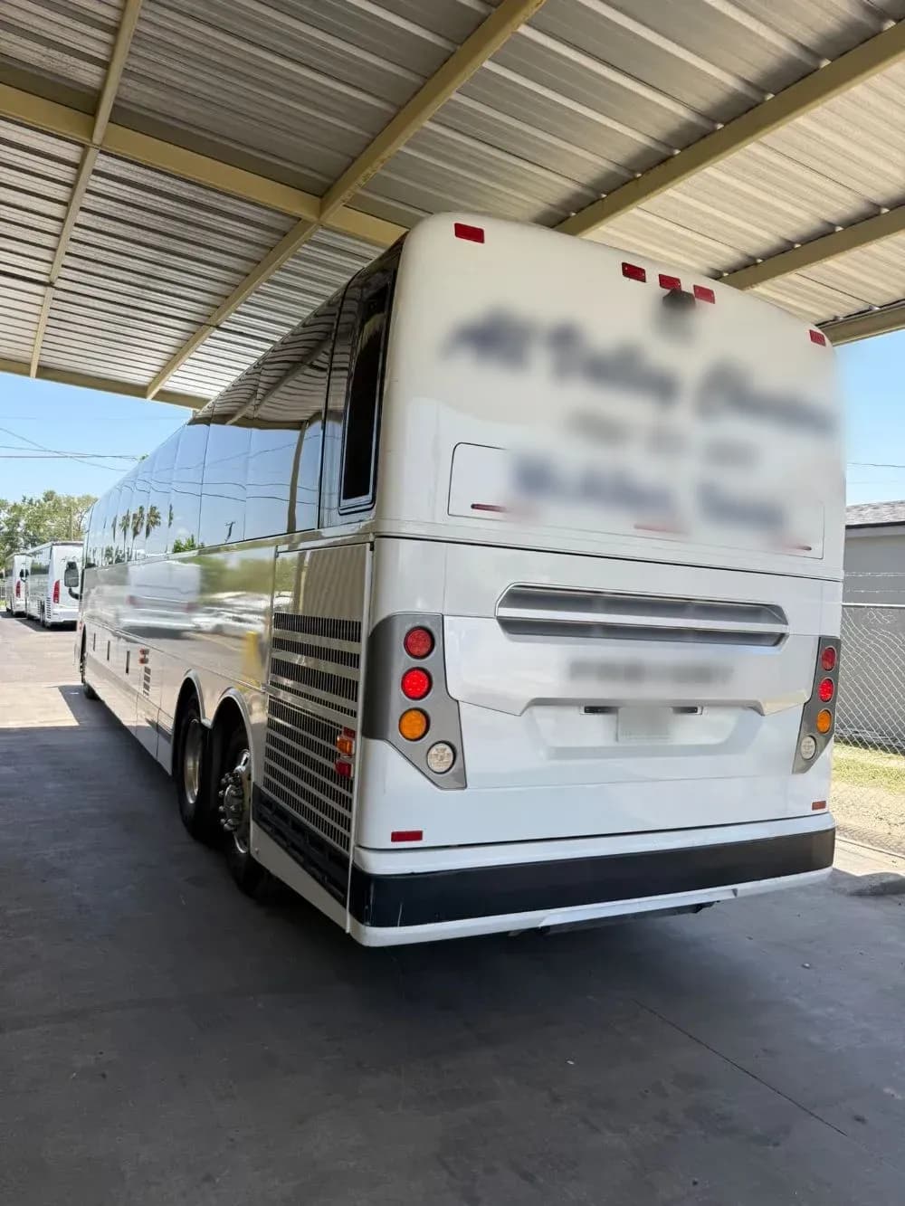 2017 Prevost X3-45 - Image 4