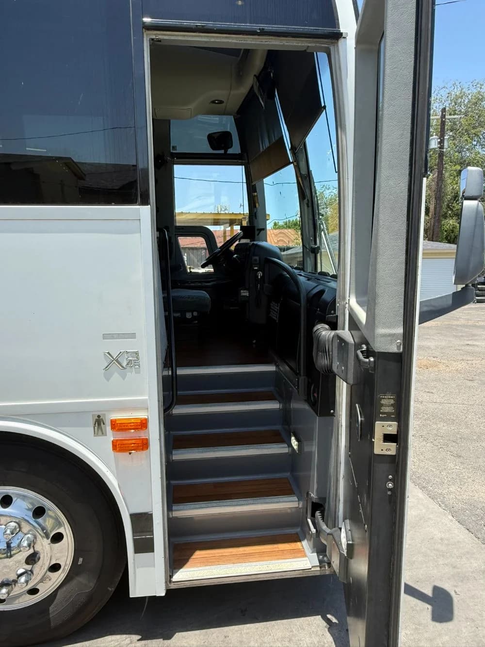 2017 Prevost X3-45 - Image 7