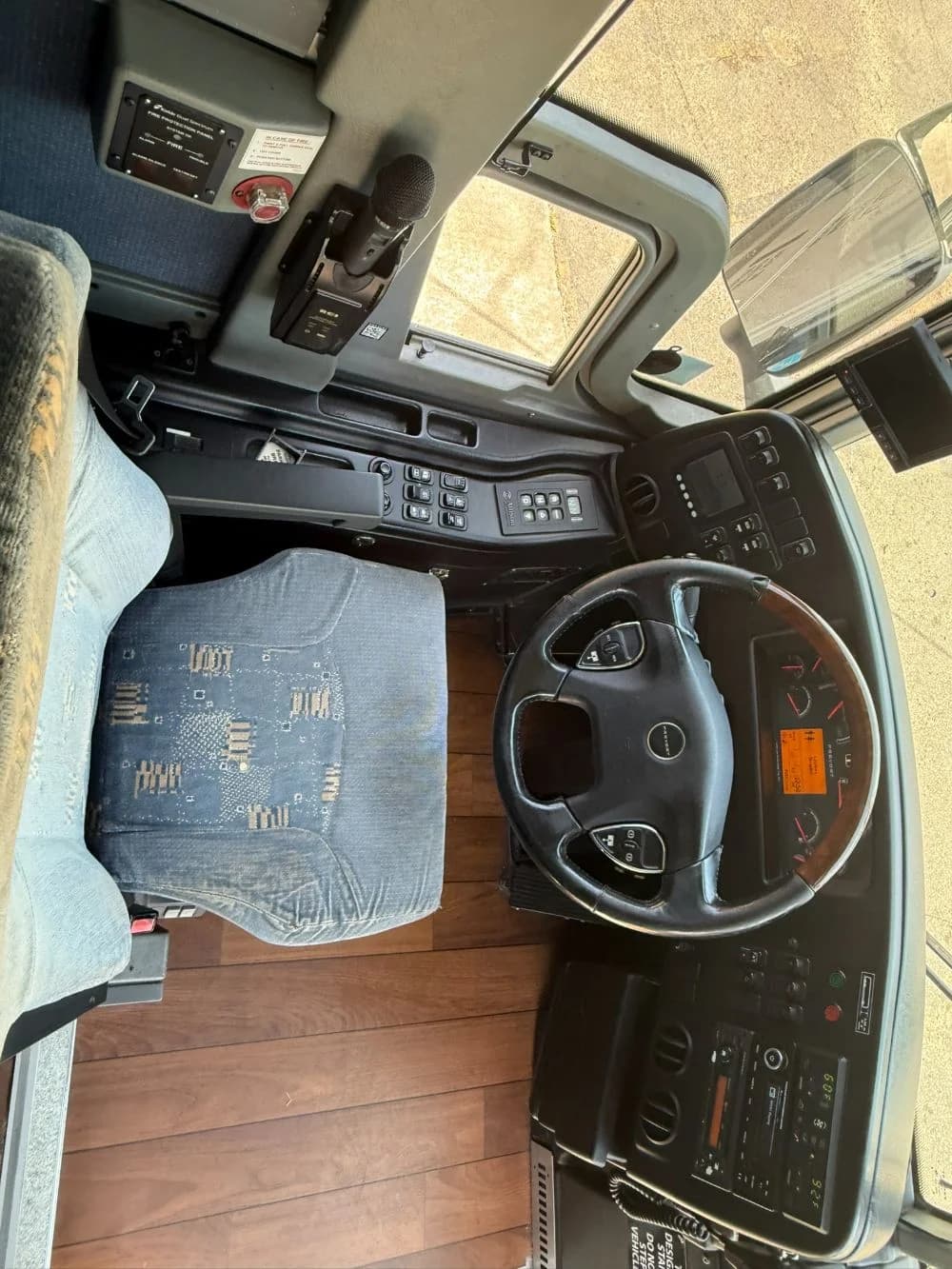 2017 Prevost X3-45 - Image 8