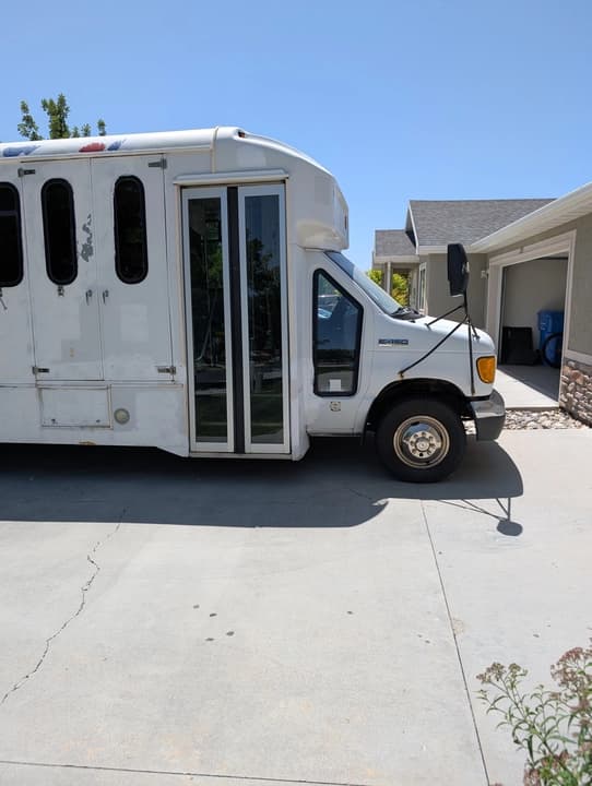 2007 Ford E450 Mini Buses/Shuttles - Image 2