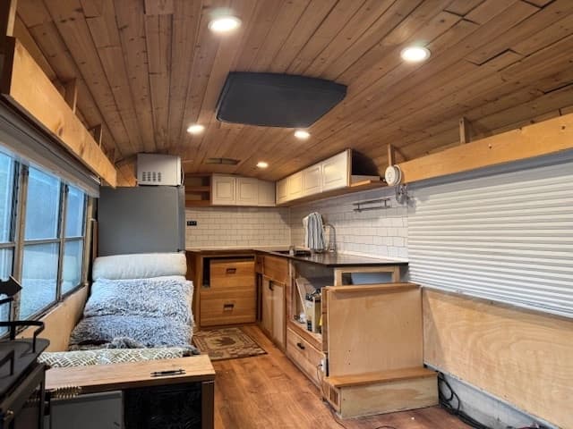 1999 Thomas Built 40 ft MVP SafTLiner Skoolie - Image 4