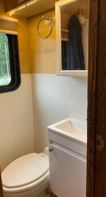 2005 Thomas Built Saf-T-Liner Skoolie Conversion - Image 7