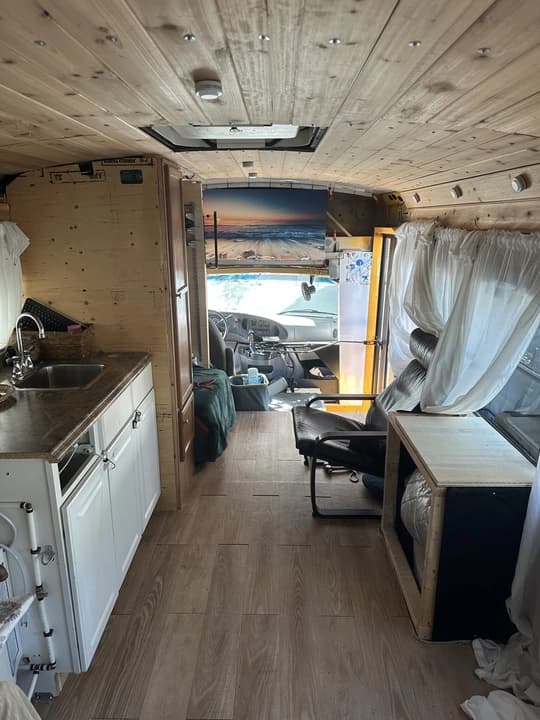 2008 Ford E-450 Super Duty Skoolie Conversion - Image 7