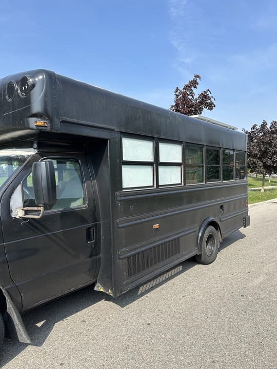 2008 Ford E-450 Super Duty Skoolie Conversion - Image 3