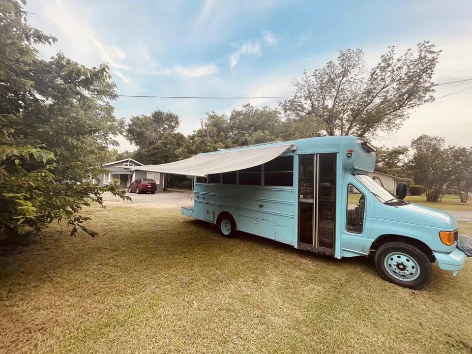 2005 Ford E450 Skoolie Conversion - Image 3