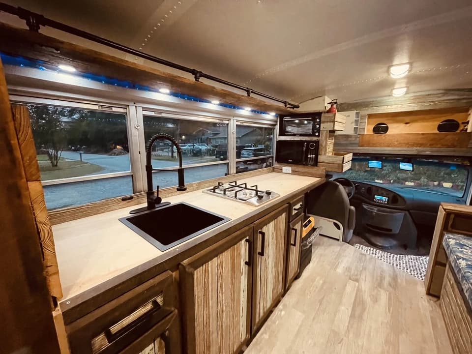 2005 Ford E450 Skoolie Conversion - Image 6