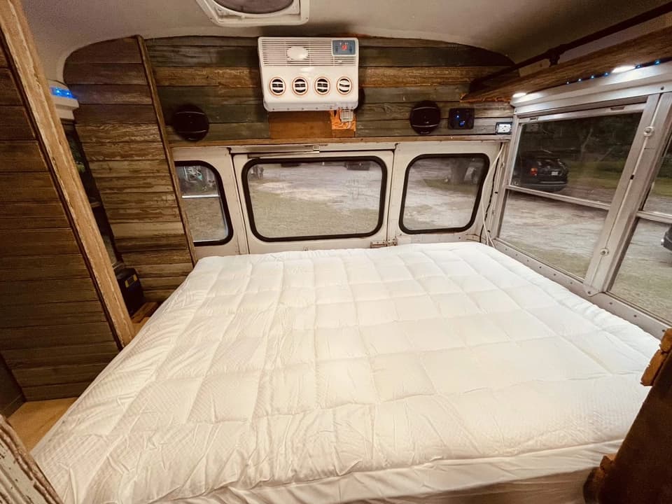 2005 Ford E450 Skoolie Conversion - Image 7
