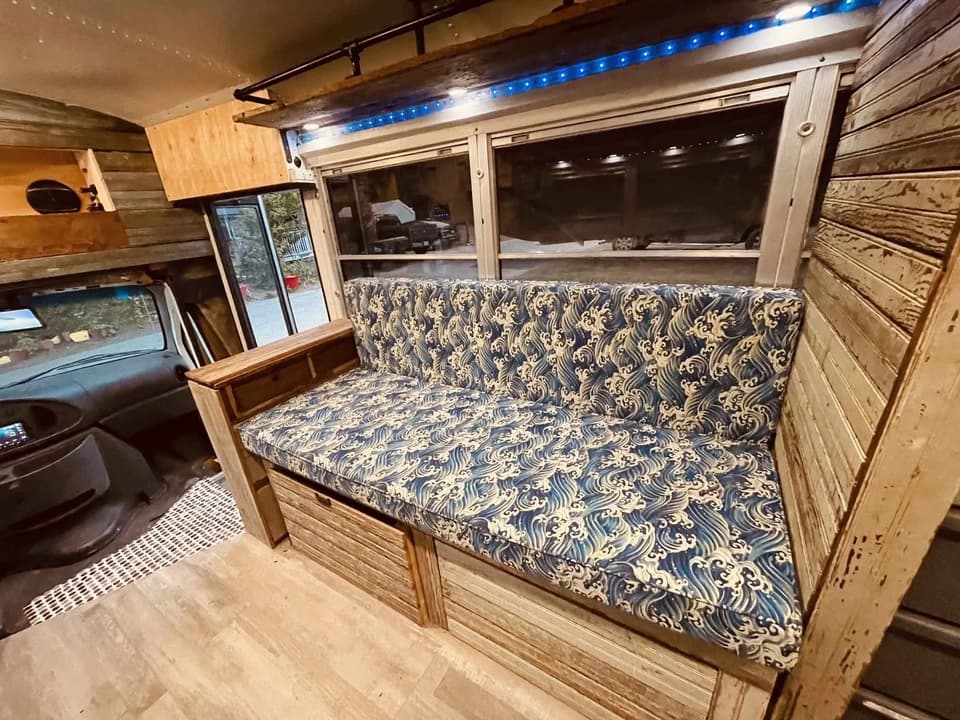 2005 Ford E450 Skoolie Conversion - Image 8