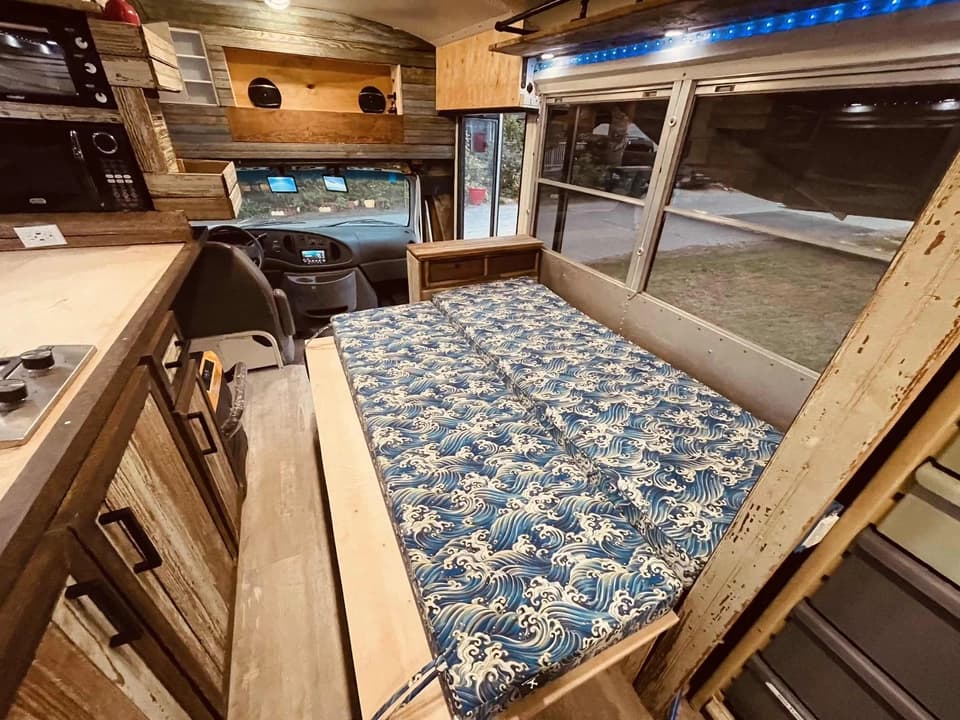 2005 Ford E450 Skoolie Conversion - Image 9