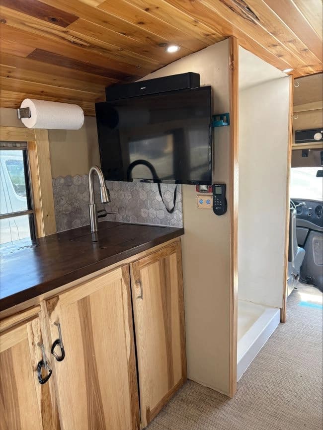 2000 Ford E450 Skoolie Conversion - Image 4