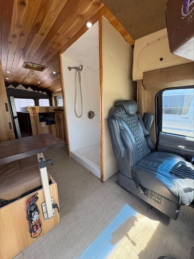 2000 Ford E450 Skoolie Conversion - Image 5