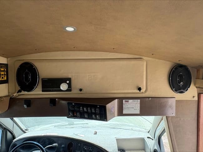 2000 Ford E450 Skoolie Conversion - Image 8